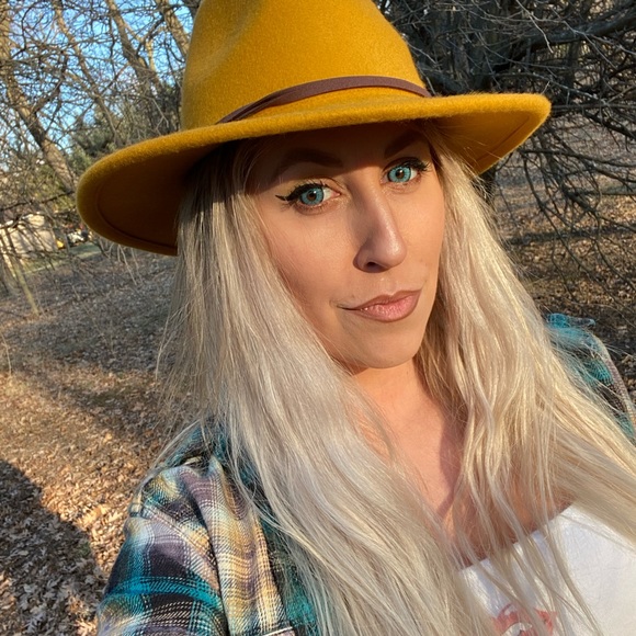 Meet your Poshaholic Sarah 💋 - Picture 14 of 16